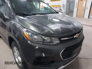 2017 Chevrolet Trax LT z VIN 3GNCJPSB4HL225450, wystawiony jako IAAI lot #42251420 z przebiegiem 54 199 mil mil oraz . Historia ofert i sprzedaży dostępna na DreamBid. Obrazek 6.