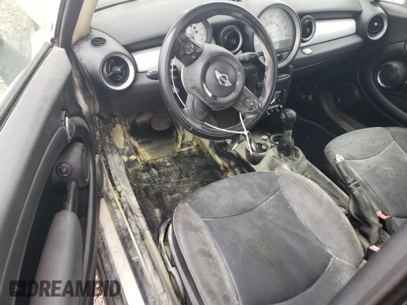 2011 MINI Hardtop z VIN WMWSU3C54BT097885, wystawiony jako Copart lot #55574545 z przebiegiem 133 527 mil mil oraz Szkoda całkowita • Salvage title. Historia ofert i sprzedaży dostępna na DreamBid. Obrazek 8.