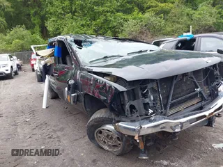 2006 GMC Sierra 2500HD SL z VIN 1GTHK23D76F259680, wystawiony jako IAAI lot #42321632 z przebiegiem 232 079 mil mil oraz . Historia ofert i sprzedaży dostępna na DreamBid. Obrazek 1.