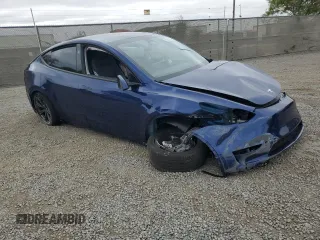 2024 Tesla Model Y Long Range with VIN 7SAYGDEE0RF176672, listed as a Copart auction lot 55622355 with 6,728 mi miles and Salvage title. Bid and sale history available at DreamBid. Image 4.