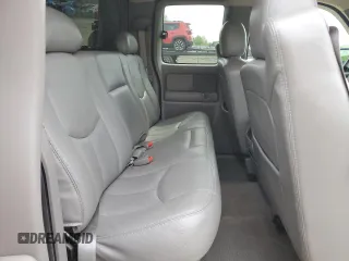 2004 GMC Sierra 1500 SLE z VIN 2GTEK19TX41104508, wystawiony jako Copart lot #56981295 z przebiegiem 180 252 mil mil oraz Czysty tytuł • Clean title. Historia ofert i sprzedaży dostępna na DreamBid. Obrazek 10.