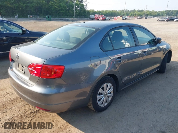 2014 Volkswagen Jetta S z VIN 3VW2K7AJXEM351762, wystawiony jako IAAI lot #42467930 z przebiegiem 159 210 mil mil oraz . Historia ofert i sprzedaży dostępna na DreamBid. Obrazek 4.