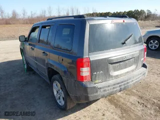 2014 Jeep Patriot Latitude with VIN 1C4NJRFB7ED892604, listed as a IAAI auction lot 41800290 with 111,440 mi miles. Bid and sale history available at carsss.com. Image 3.