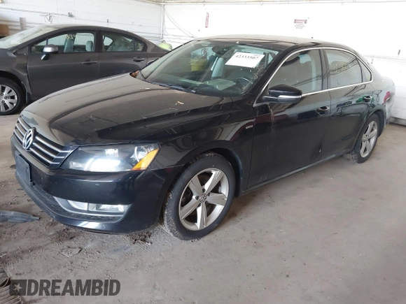2015 Volkswagen Passat Limited Edition Edition z VIN 1VWAT7A36FC103702, wystawiony jako IAAI lot #42333507 z przebiegiem 174 729 mil mil oraz . Historia ofert i sprzedaży dostępna na DreamBid. Obrazek 2.
