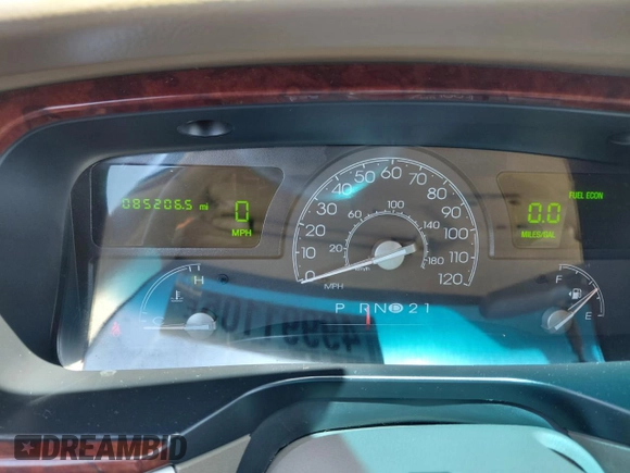 2003 Lincoln Town Car z VIN 1LJFM81WX3Y681139, wystawiony jako Copart lot #49991105 z przebiegiem 85 206 mil mil oraz Czysty tytuł • Clean title. Historia ofert i sprzedaży dostępna na DreamBid. Obrazek 9.
