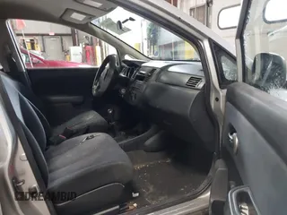 2009 Nissan Versa 1.6 z VIN 3N1CC11E89L460255, wystawiony jako IAAI lot #42161311 z przebiegiem 165 905 mil mil oraz . Historia ofert i sprzedaży dostępna na DreamBid. Obrazek 5.