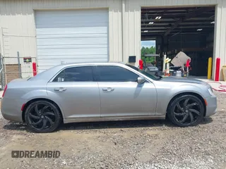 2015 Chrysler 300 Limited z VIN 2C3CCAAG0FH785988, wystawiony jako IAAI lot #42501629 z przebiegiem 176 537 mil mil oraz . Historia ofert i sprzedaży dostępna na DreamBid. Obrazek 13.