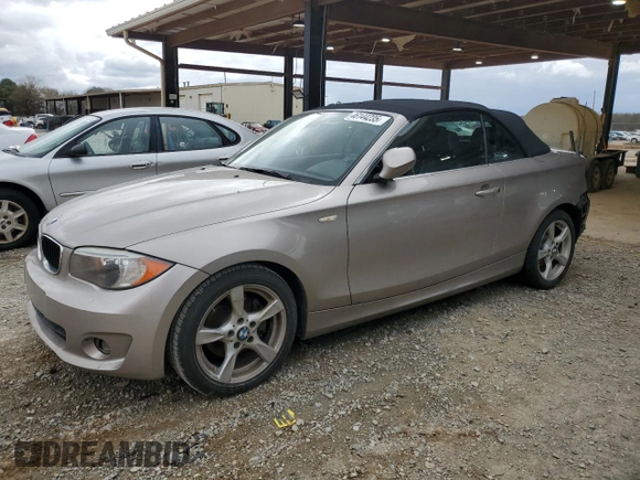 2013 BMW 1 Series 128i z VIN WBAUN1C55DVR01130, wystawiony jako Copart lot #46144235 z przebiegiem 174 491 mil mil oraz Czysty tytuł • Clean title. Historia ofert i sprzedaży dostępna na DreamBid. Obrazek 1.