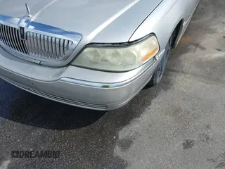 2003 Lincoln Town Car Signature z VIN 1LNHM82W63Y670385, wystawiony jako IAAI lot #41960280 z przebiegiem Nie podano mil oraz . Historia ofert i sprzedaży dostępna na DreamBid. Obrazek 6.