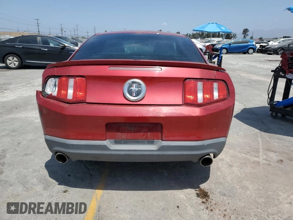 2012 Ford Mustang Premium z VIN 1ZVBP8AM4C5284032, wystawiony jako Copart lot #62140355 z przebiegiem 176 640 mil mil oraz Szkoda całkowita • Salvage title. Historia ofert i sprzedaży dostępna na DreamBid. Obrazek 6.