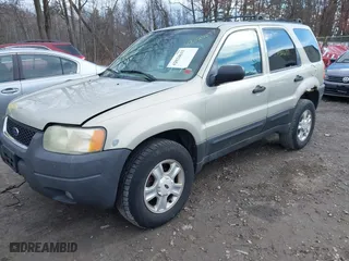 2004 Ford Escape XLT with VIN 1FMYU93184KB61332, listed as a IAAI auction lot 42024633 with 252,972 mi miles. Bid and sale history available at carsss.com. Image 2.