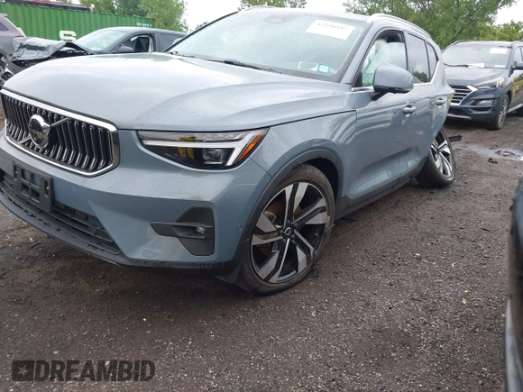 2023 Volvo XC40 Ultimate Bright Theme с VIN YV4L12UAXP2025895, выставлен на аукционе IAAI как лот 42294917 с пробегом 5 384 миль миль и . История ставок и продаж доступна на DreamBid. Изображение 2.