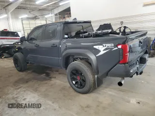 2024 Toyota Tacoma SR5 z VIN 3TMLB5JN6RM060647, wystawiony jako Copart lot #53515055 z przebiegiem 7 240 mil mil oraz Szkoda całkowita • Salvage title. Historia ofert i sprzedaży dostępna na DreamBid. Obrazek 2.