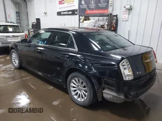 2013 Chrysler 300 z VIN 2C3CCAAG5DH607040, wystawiony jako IAAI lot #42243051 z przebiegiem 181 854 mil mil oraz . Historia ofert i sprzedaży dostępna na DreamBid. Obrazek 3.