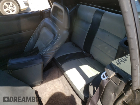 1984 Ford Mustang z VIN 1FABP27W7EF225018, wystawiony jako Copart lot #48488031 z przebiegiem 49 673 mil mil oraz Szkoda całkowita • Salvage title. Historia ofert i sprzedaży dostępna na DreamBid. Obrazek 6.