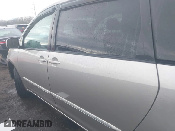 2004 Toyota Sienna XLE z VIN 5TDBA22C74S014781, wystawiony jako IAAI lot #41327692 z przebiegiem 148 548 mil mil oraz . Historia ofert i sprzedaży dostępna na DreamBid. Obrazek 14.