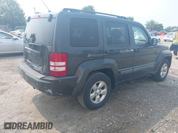 2011 Jeep Liberty Sport Jet z VIN 1J4PN2GK9BW592303, wystawiony jako IAAI lot #42475552 z przebiegiem 241 856 mil mil oraz . Historia ofert i sprzedaży dostępna na DreamBid. Obrazek 4.