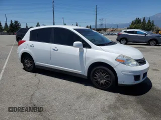 2011 Nissan Versa S z VIN 3N1BC1CP3BL466156, wystawiony jako Copart lot #57645515 z przebiegiem 216 767 mil mil oraz Szkody całkowita. Historia ofert i sprzedaży dostępna na DreamBid. Obrazek 4.