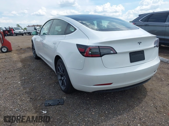 2020 Tesla Model 3 Standard Range Plus z VIN 5YJ3E1EA3LF794276, wystawiony jako IAAI lot #42390409 z przebiegiem 51 924 mil mil oraz . Historia ofert i sprzedaży dostępna na DreamBid. Obrazek 3.