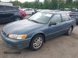 2000 Toyota Camry LE z VIN 4T1BF28K7YU940644, wystawiony jako IAAI lot #42376062 z przebiegiem 163 619 mil mil oraz . Historia ofert i sprzedaży dostępna na DreamBid. Obrazek 2.