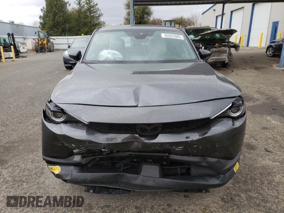 2022 Mazda MX-30 Premium Plus z VIN JM1DRADB4N0100893, wystawiony jako Copart lot #46955985 z przebiegiem 25 705 mil mil oraz Szkody całkowita. Historia ofert i sprzedaży dostępna na DreamBid. Obrazek 5.