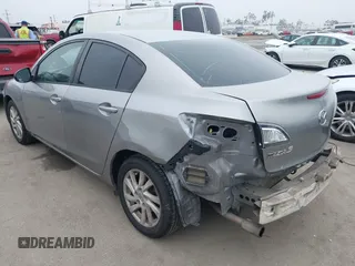 2012 Mazda 3 i Touring z VIN JM1BL1V85C1547347, wystawiony jako IAAI lot #42461435 z przebiegiem 141 842 mil mil oraz . Historia ofert i sprzedaży dostępna na DreamBid. Obrazek 3.
