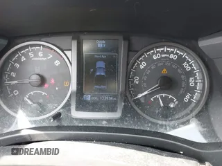 2017 Toyota Tacoma SR5 z VIN 3TMBZ5DN6HM010168, wystawiony jako IAAI lot #42315125 z przebiegiem 133 934 mil mil oraz . Historia ofert i sprzedaży dostępna na DreamBid. Obrazek 7.