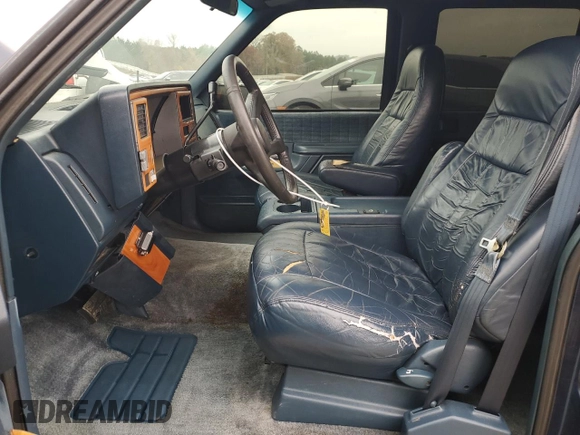 1994 GMC Suburban z VIN 1GKEC16K4RJ762562, wystawiony jako Copart lot #81242184 z przebiegiem 182 583 mil mil oraz Szkoda całkowita • Salvage title. Historia ofert i sprzedaży dostępna na DreamBid. Obrazek 7.