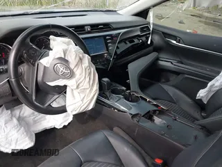 2018 Toyota Camry LE z VIN 4T1B11HK8JU635944, wystawiony jako IAAI lot #41672751 z przebiegiem 174 514 mil mil oraz . Historia ofert i sprzedaży dostępna na DreamBid. Obrazek 5.