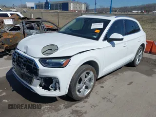2021 Audi Q5 Premium Plus with VIN WA1BAAFYXM2050143, listed as a IAAI auction lot 41724418 with 60,638 mi miles. Bid and sale history available at carsss.com. Image 2.