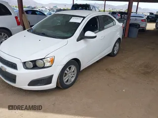 2014 Chevrolet Sonic LT z VIN 1G1JC5SH0E4200669, wystawiony jako IAAI lot #42368021 z przebiegiem 139 845 mil mil oraz . Historia ofert i sprzedaży dostępna na DreamBid. Obrazek 2.