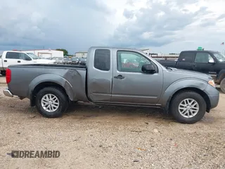 2017 Nissan Frontier SV z VIN 1N6DD0CU6HN720855, wystawiony jako IAAI lot #42474630 z przebiegiem 229 042 mil mil oraz . Historia ofert i sprzedaży dostępna na DreamBid. Obrazek 13.