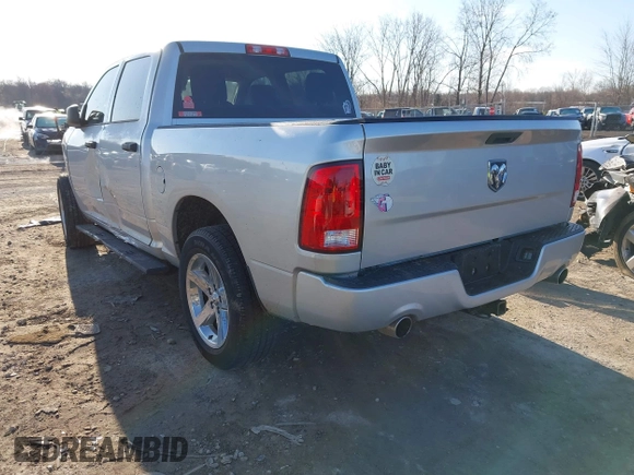 2017 Ram 1500 Express z VIN 3C6RR7KT1HG793157, wystawiony jako IAAI lot #41990661 z przebiegiem 92 038 mil mil oraz . Historia ofert i sprzedaży dostępna na DreamBid. Obrazek 3.