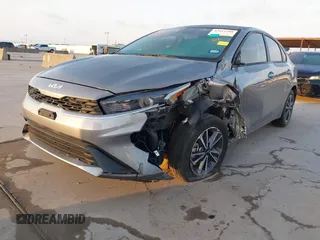 2023 Kia Forte LXS z VIN 3KPF24AD1PE592622, wystawiony jako IAAI lot #42011998 z przebiegiem 20 746 mil mil oraz . Historia ofert i sprzedaży dostępna na DreamBid. Obrazek 2.