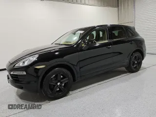 2014 Porsche Cayenne z VIN WP1AA2A21ELA96819, wystawiony jako Copart lot #57865565 z przebiegiem 135 181 mil mil oraz Czysty tytuł • Clean title. Historia ofert i sprzedaży dostępna na DreamBid. Obrazek 1.