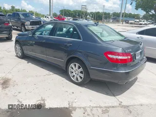 2013 Mercedes-Benz E 350 Luxury z VIN WDDHF5KB5DA704651, wystawiony jako IAAI lot #42257818 z przebiegiem 86 860 mil mil oraz . Historia ofert i sprzedaży dostępna na DreamBid. Obrazek 3.