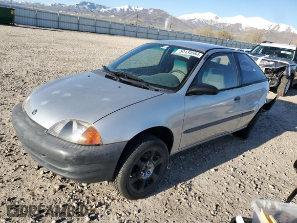 2001 Suzuki Swift GA z VIN 2S2AB21H516602339, wystawiony jako Copart lot #50135584 z przebiegiem 142 476 mil mil oraz Szkody całkowita. Historia ofert i sprzedaży dostępna na DreamBid. Obrazek 1.