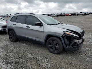 2017 Jeep Cherokee Altitude z VIN 1C4PJLAS9HW603566, wystawiony jako Copart lot #55071535 z przebiegiem 139 822 mil mil oraz Szkoda całkowita • Salvage title. Historia ofert i sprzedaży dostępna na DreamBid. Obrazek 4.