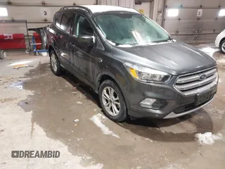 2018 Ford Escape SE z VIN 1FMCU9GD3JUB99467, wystawiony jako IAAI lot #41570055 z przebiegiem 43 871 mil mil oraz . Historia ofert i sprzedaży dostępna na DreamBid. Obrazek 1.