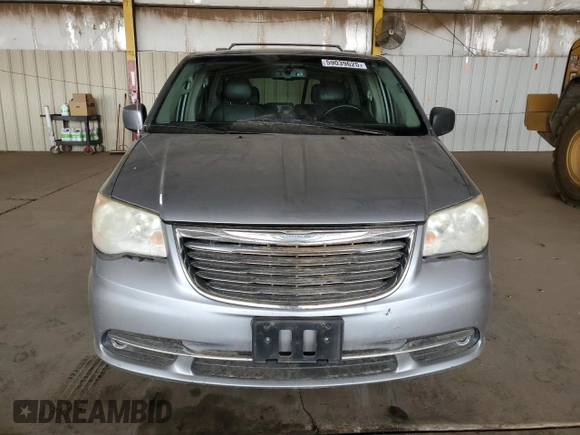 2013 Chrysler Town & Country Touring z VIN 2C4RC1BG9DR779036, wystawiony jako Copart lot #59039625 z przebiegiem 117 631 mil mil oraz Tytuł czysty. Historia ofert i sprzedaży dostępna na DreamBid. Obrazek 5.