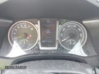 2017 Toyota Tacoma SR5 z VIN 5TFAZ5CN9HX040563, wystawiony jako IAAI lot #42274119 z przebiegiem 244 422 mil mil oraz . Historia ofert i sprzedaży dostępna na DreamBid. Obrazek 7.