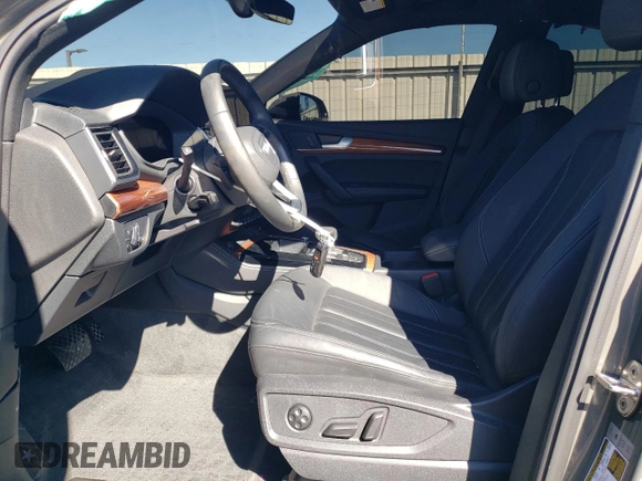 2023 Audi Q5 S line Premium Plus z VIN WA1EAAFY6P2136552, wystawiony jako Copart lot #49588345 z przebiegiem 48 874 mil mil oraz Szkoda całkowita • Salvage title. Historia ofert i sprzedaży dostępna na DreamBid. Obrazek 7.