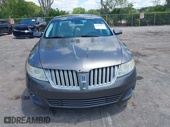 2011 Lincoln MKS z VIN 1LNHL9DR7BG611611, wystawiony jako IAAI lot #42281272 z przebiegiem 160 054 mil mil oraz . Historia ofert i sprzedaży dostępna na DreamBid. Obrazek 6.