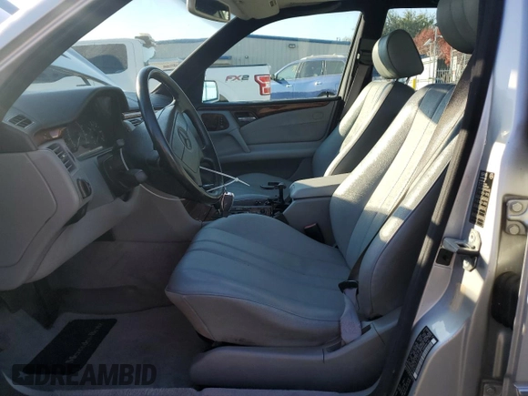 1998 Mercedes-Benz E 320 with VIN WDBJF25F7WA598665, listed as a Copart auction lot 83581624 with 131,537 mi miles and Clean Title. Bid and sale history available at DreamBid. Image 7.
