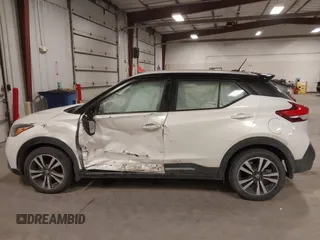 2019 Nissan Kicks SR with VIN 3N1CP5CU8KL550656, listed as a IAAI auction lot 41490725 with 33,281 mi miles. Bid and sale history available at carsss.com. Image 14.