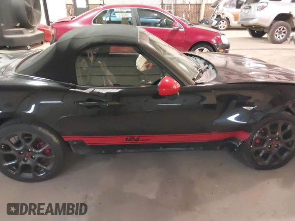 2018 FIAT 124 Spider Classica z VIN JC1NFAEK8J0133673, wystawiony jako IAAI lot #41596589 z przebiegiem 55 703 mil mil oraz . Historia ofert i sprzedaży dostępna na DreamBid. Obrazek 13.