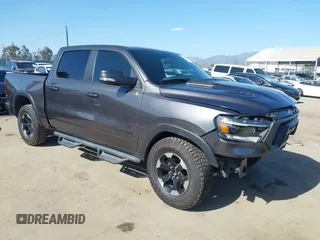 2022 Ram 1500 Rebel z VIN 1C6SRFLT4NN177112, wystawiony jako IAAI lot #42402050 z przebiegiem 26 239 mil mil oraz . Historia ofert i sprzedaży dostępna na DreamBid. Obrazek 1.