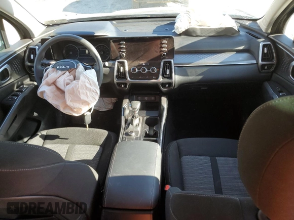 2022 Kia Sorento LX z VIN 5XYRGDLC3NG159872, wystawiony jako Copart lot #47370805 z przebiegiem 21 328 mil mil oraz Szkoda całkowita • Salvage title. Historia ofert i sprzedaży dostępna na DreamBid. Obrazek 8.