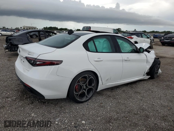 2024 Alfa Romeo Giulia Veloce z VIN ZARFAMBNXR7682239, wystawiony jako Copart lot #68413004 z przebiegiem 3 161 mil mil oraz Szkoda całkowita • Salvage title. Historia ofert i sprzedaży dostępna na DreamBid. Obrazek 3.