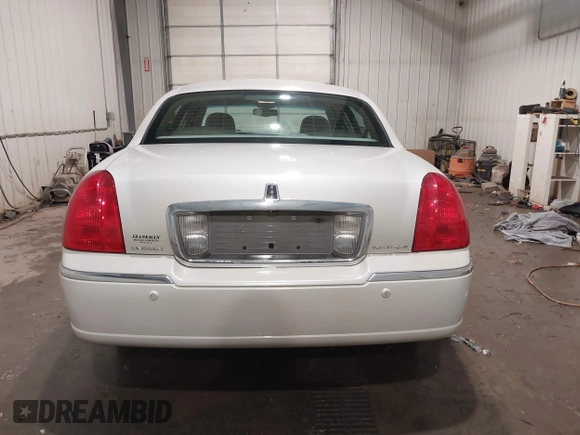 2004 Lincoln Town Car Ultimate z VIN 1LNHM83W74Y640747, wystawiony jako IAAI lot #41612377 z przebiegiem 36 400 mil mil oraz . Historia ofert i sprzedaży dostępna na DreamBid. Obrazek 17.